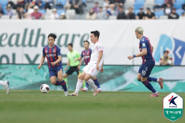 수원FC, 윌리안 페널티킥 멀티골로 파주에 2-1 승리...개막 후 4연승 질주